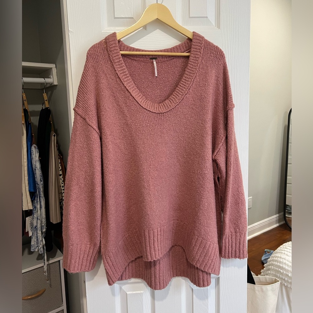 Free People oversized sweater. Size small. Perfect condition. Light pink